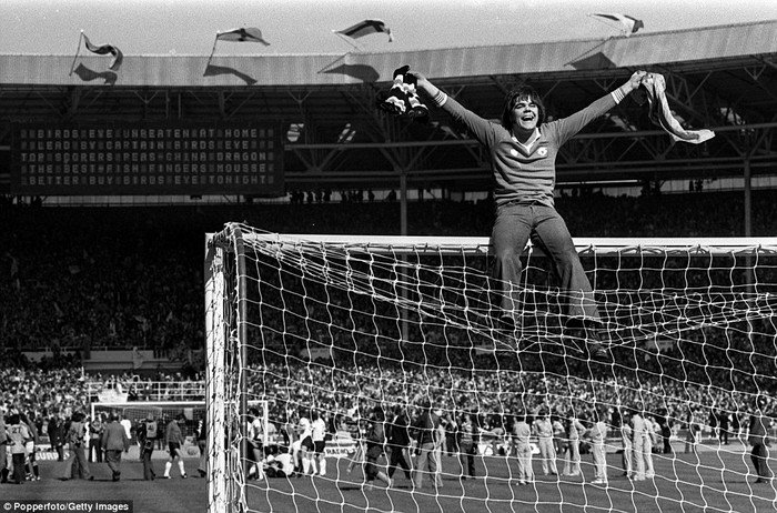 Một CĐV trẻ M.U ăn mừng chức vô địch FA Cup 1977 trên xà ngang.